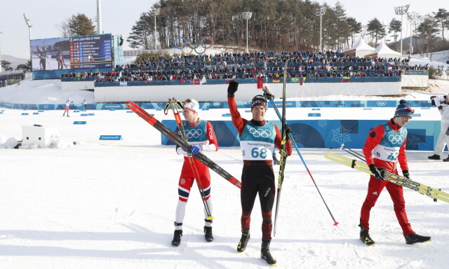 image: Cologna sier imot Bjørgen og peker på Wengs tabbe